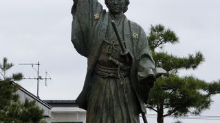 竜馬像があります