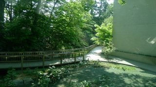 　石川県立美術館内のカフェとして出店しているパティシェ辻口さんのお店です