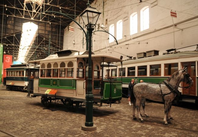 レトロな市電が展示されている