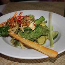 ドレッシングもイケてるチキンとアボガドのサラダ