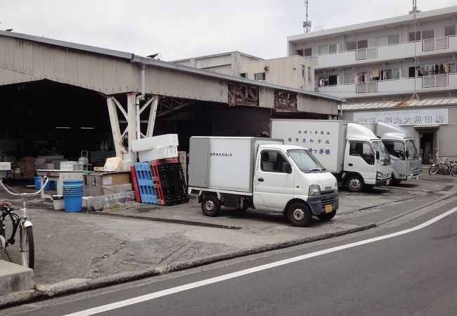 住宅街の中にある魚市場