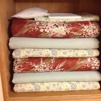布団が一組ずつになっているので、敷き易いです。