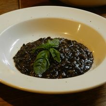 リゾ・カラマイヨ・セッピア（イカ墨のリゾット）