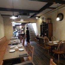 “うなぎの寝床”のような店内