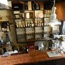 入口すぐのところにある立ち飲みカウンター