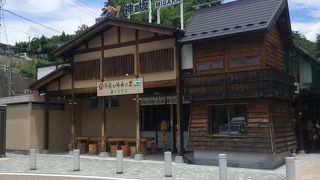 トイレ以外にも売店、蕎麦屋があります