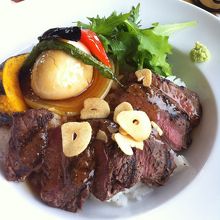 ステーキ丼。たまごがトロトロ。