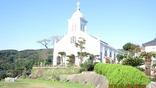 青空に映える白亜の天主堂