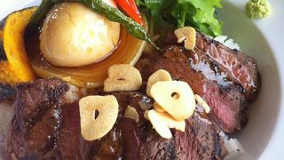 地元のお肉とお野菜。景観もよし。