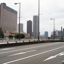 茶色のビルはリーガロイヤルホテル