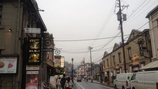 小樽市指定歴史的建造物と観光スポットが並ぶ