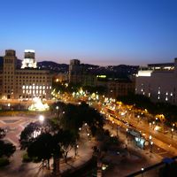 部屋からカタルーニュ広場（夜景）