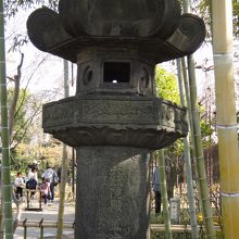 行船公園にある家光への献上石灯籠