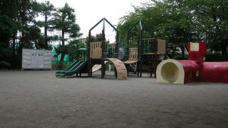 グラウンドもテニスコートもあり