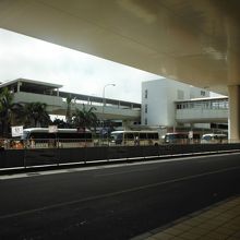 空港の外に出た場所でパチリ！　が失敗