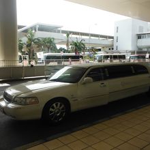 このように、各レンタカー会社が迎えにきてくれています。