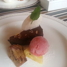 私のデザートは嫌いなチョコレートケーキだった！