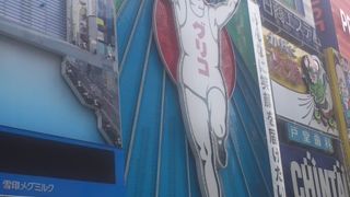 通称ひっかけ橋、ロケやグリコでおなじみ　戎橋