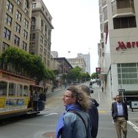 ホテルの横の通りがケーブルカーの走っている道