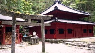 日光東照宮の奥（北）に開山勝道上人の墓が有ります