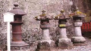 東照宮の境内には、諸大名などが献納した１２３基の燈籠があるそうです。