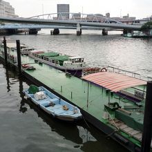 昭和橋と湊橋の間にある、ぽんぽん船船着き場