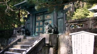 扉を除いて、柱や梁などをひとつの鋳型でつくったことから鋳抜門なんだそうです