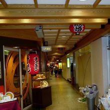 三番街地蔵通りは飲食店や花屋さんがある