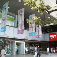 下の階はぱっと見た感じ一般的なデパートですが…。