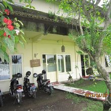 工房の建物。手前の看板のかかっている所が入口です