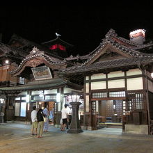 夜も凛とした建物が美しい