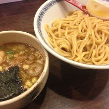 麺にレモンを絞っていただきます。
