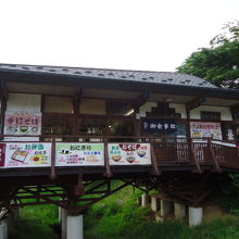 建物の下には細い川が流れてました。