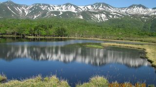 湖面に映える残雪の知床連峰