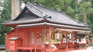 お札やお守りを扱っている小さな建物 　実は国指定の重要文化財