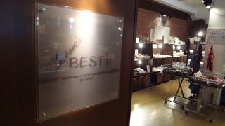 横浜の老舗店の商品が集まっています。