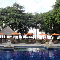 木の向こうはビーチです