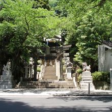 参道は階段つらいかも？