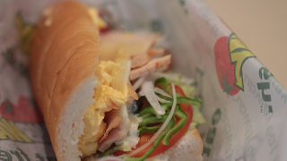 国内線到着のフロアーにあり、一服して小腹を満たすのに便利