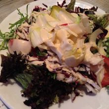 チコリ入りか野菜サラダ。野菜不足には嬉しい限り。