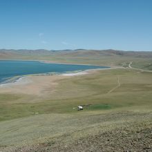 近くの丘に登って俯瞰したところです。（右側）。