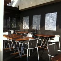 朝食はプール横のテラスで