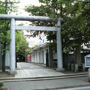 清澄通り近くの日本画家・伊東深水ゆかりの神社