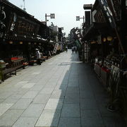 帝釈天での食べ歩き用のおやつやお土産が揃う商店街