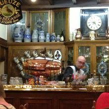 正面のカウンターにいる方一人で対応してました。