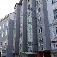 一方通行の道路に面したホテル