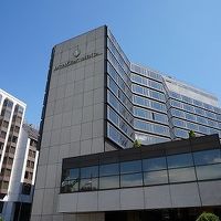 最近のモダンなホテルに比べると重厚な外観です