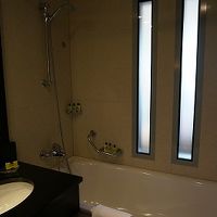 バスルームと客室の仕切りは明り取りになっています