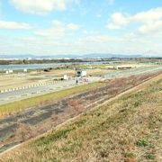 公園には大きな駐車場が完備されている