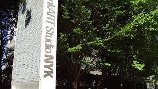 アーティストが制作活動を行っているSOHOのような場所です